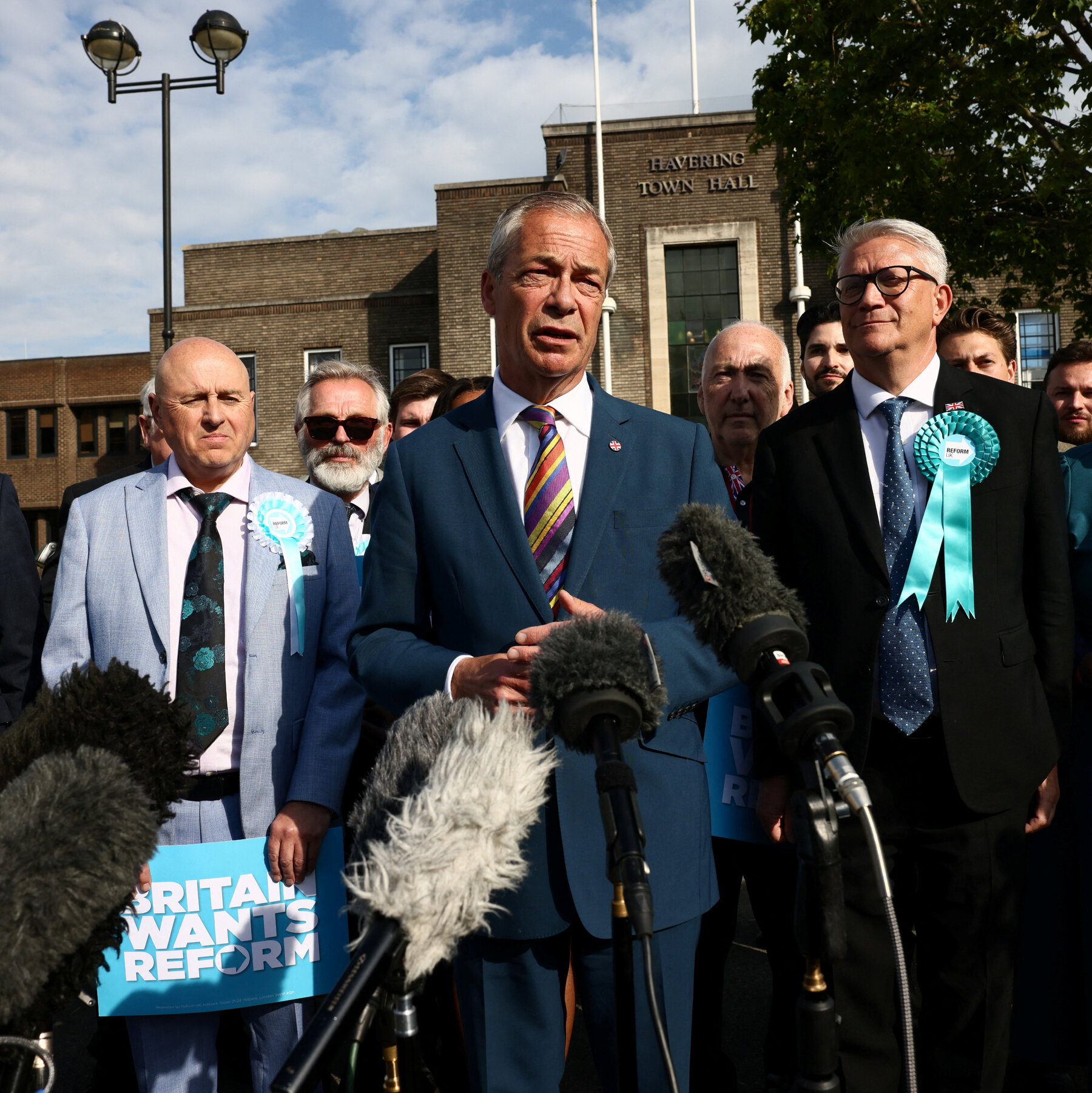 Nigel Farage saat memberikan pernyataan publik mengenai pengunduran dirinya dan niat mencalonkan diri kembali.