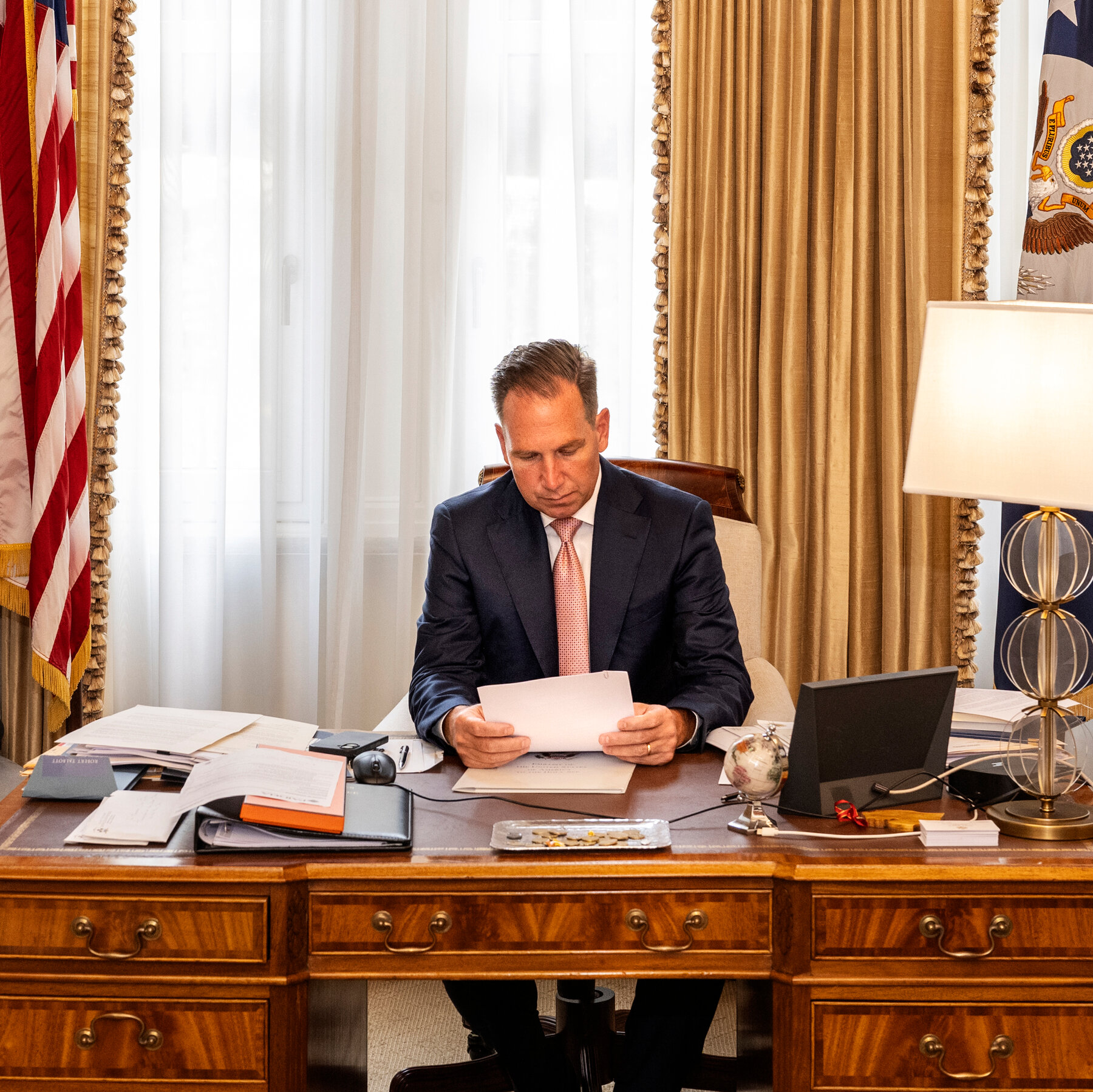Duta Besar Amerika Serikat untuk Takhta Suci, Brian Burch, di tengah kompleksitas tugasnya menavigasi hubungan diplomatik antara Washington dan Vatikan.