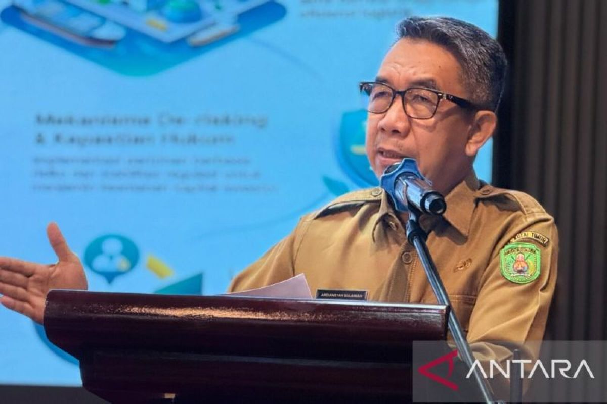 Bupati Kutai Timur, Ardiansyah Sulaiman, saat menyampaikan pidato mengenai capaian investasi daerah yang melampaui target.