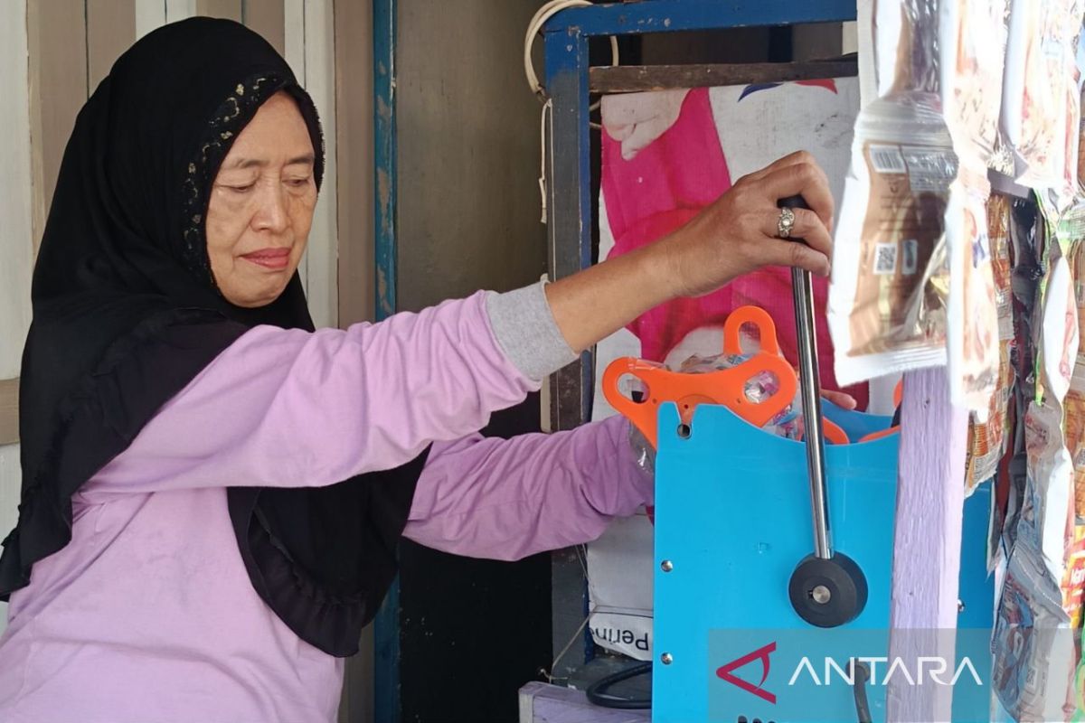 Keluarga penerima bantuan program Usaha Ekonomi Produktif (UEP) Pemprov Kaltim sedang menunjukkan hasil karyanya atau alat usaha yang diterima.