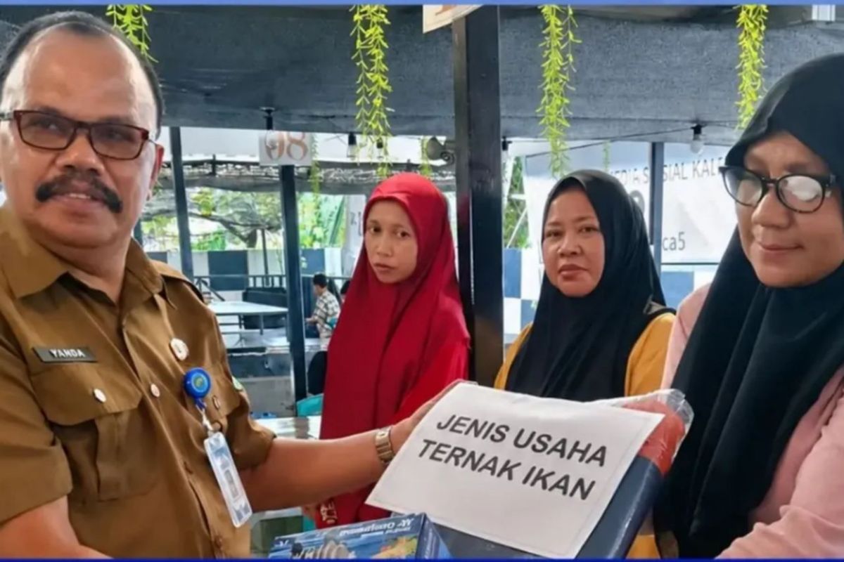Seorang perwakilan keluarga rentan menerima simbolis bantuan peralatan usaha dari Dinsos Kaltim, menandai dimulainya program pemberdayaan ekonomi di Kota Bontang.