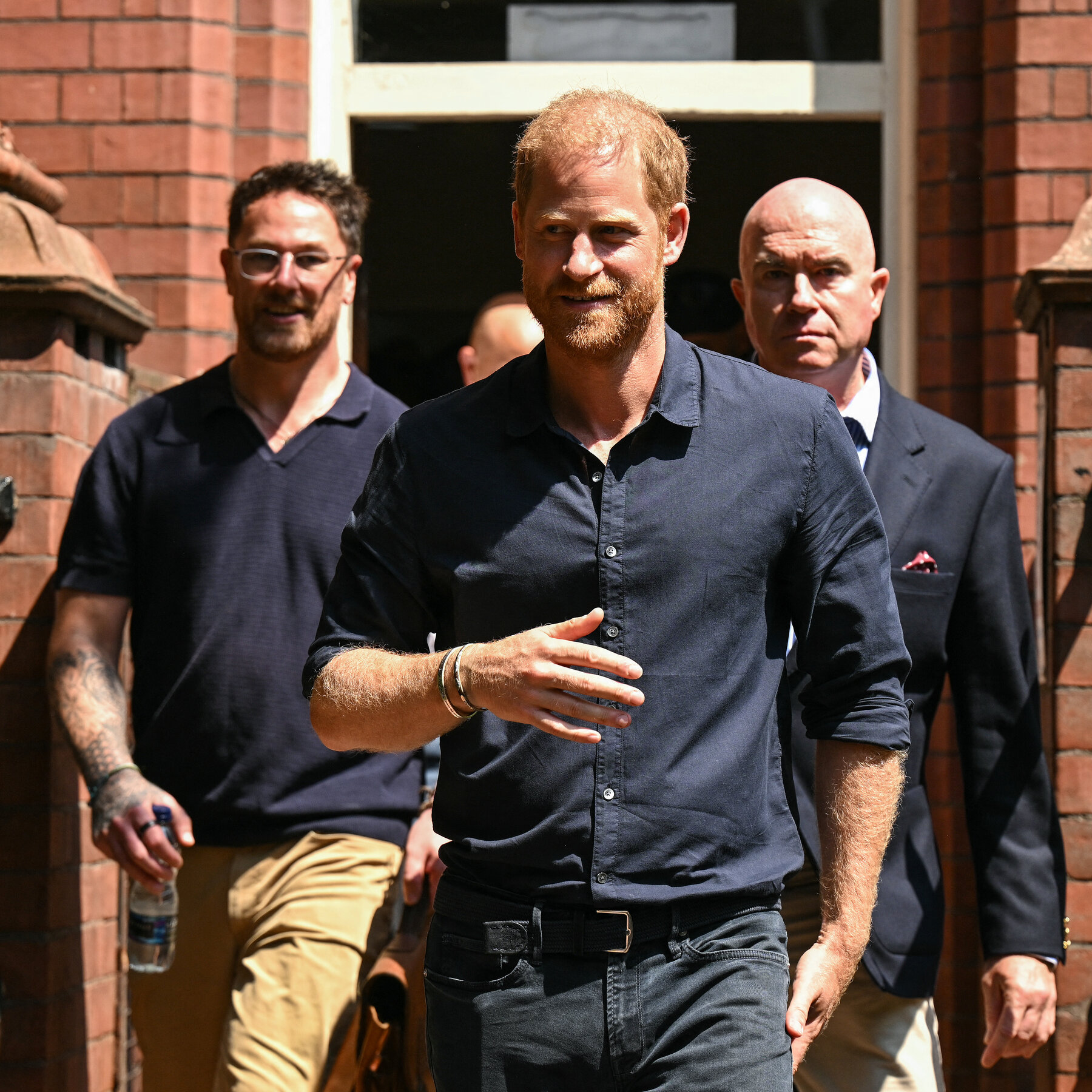 Pangeran Harry dan Meghan Markle (Duke dan Duchess of Sussex) saat tiba di acara publik sebelum mundur dari tugas kerajaan. Kunjungan langka mereka ke Raja Charles dan Ratu Camilla baru-baru ini menandai potensi meredanya ketegangan dalam keluarga kerajaan.