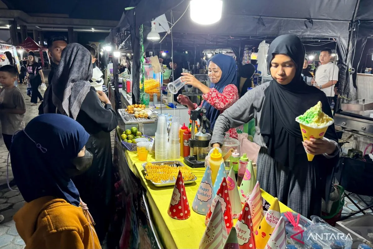 Gambaran stan UMKM yang berpartisipasi dalam Festival Rakyat, mempromosikan produk lokal dan mendukung ekonomi daerah.