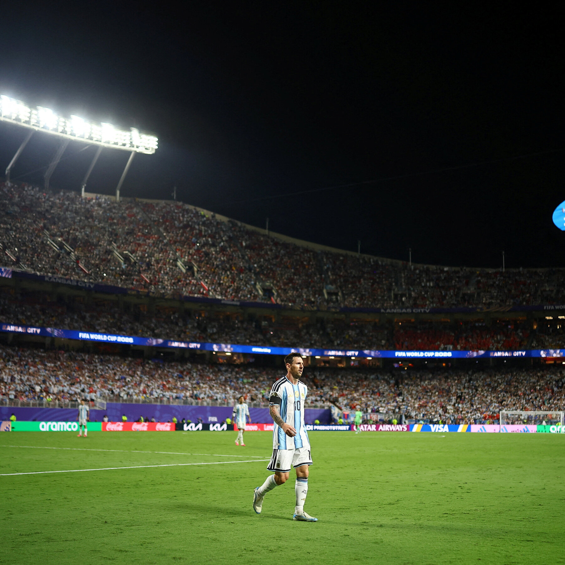 Kursi-kursi kosong yang terlihat di sebagian tribun stadion saat pertandingan perempat final Piala Dunia 2022 antara Argentina dan Belanda, meski Lionel Messi berlaga.