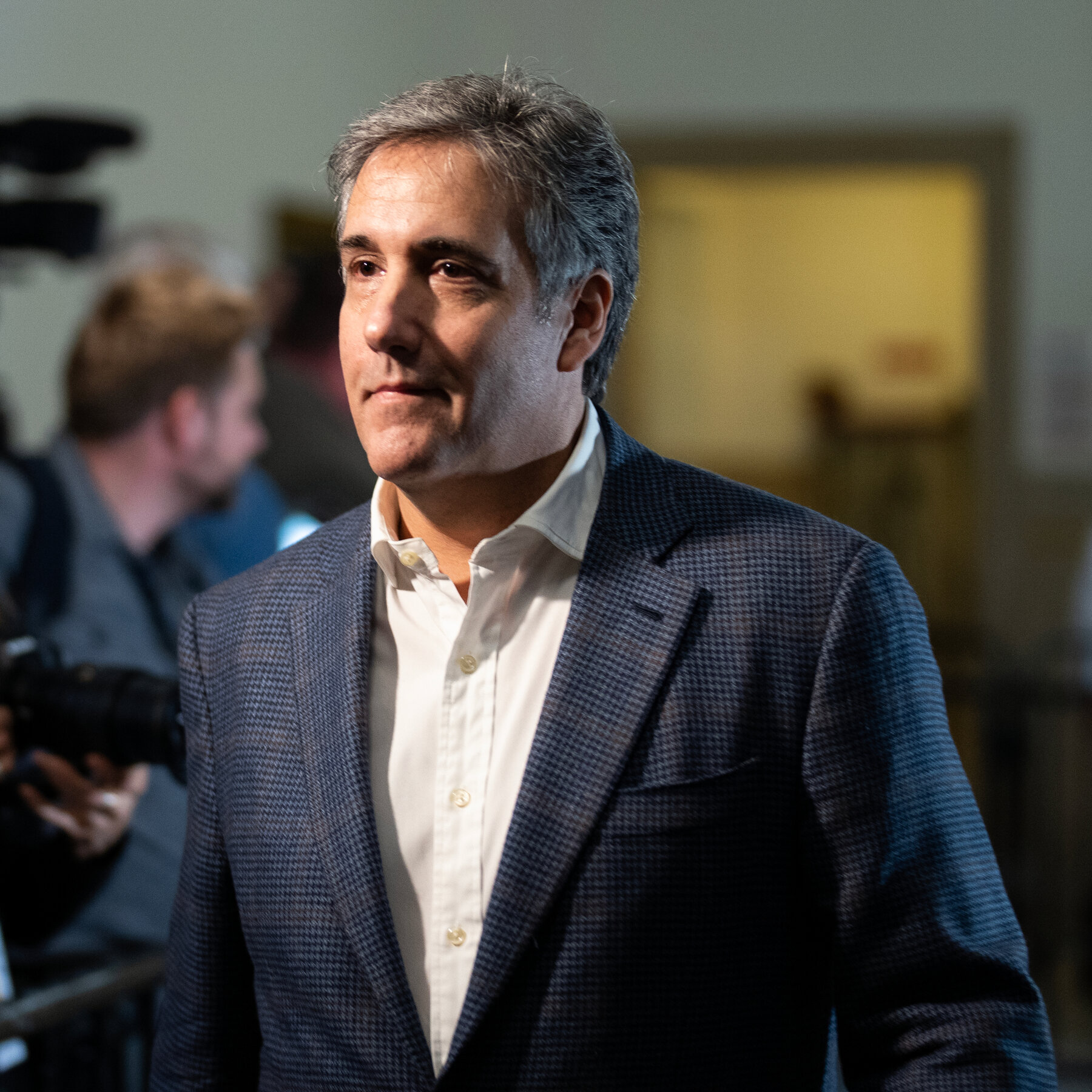 Michael Cohen, mantan pengacara pribadi Donald Trump dan saksi kunci dalam kasus hukumnya, kini menunjukkan sinyal kedekatan kembali dengan mantan presiden tersebut, sebuah pergeseran mengejutkan pasca kesaksiannya yang krusial di pengadilan.