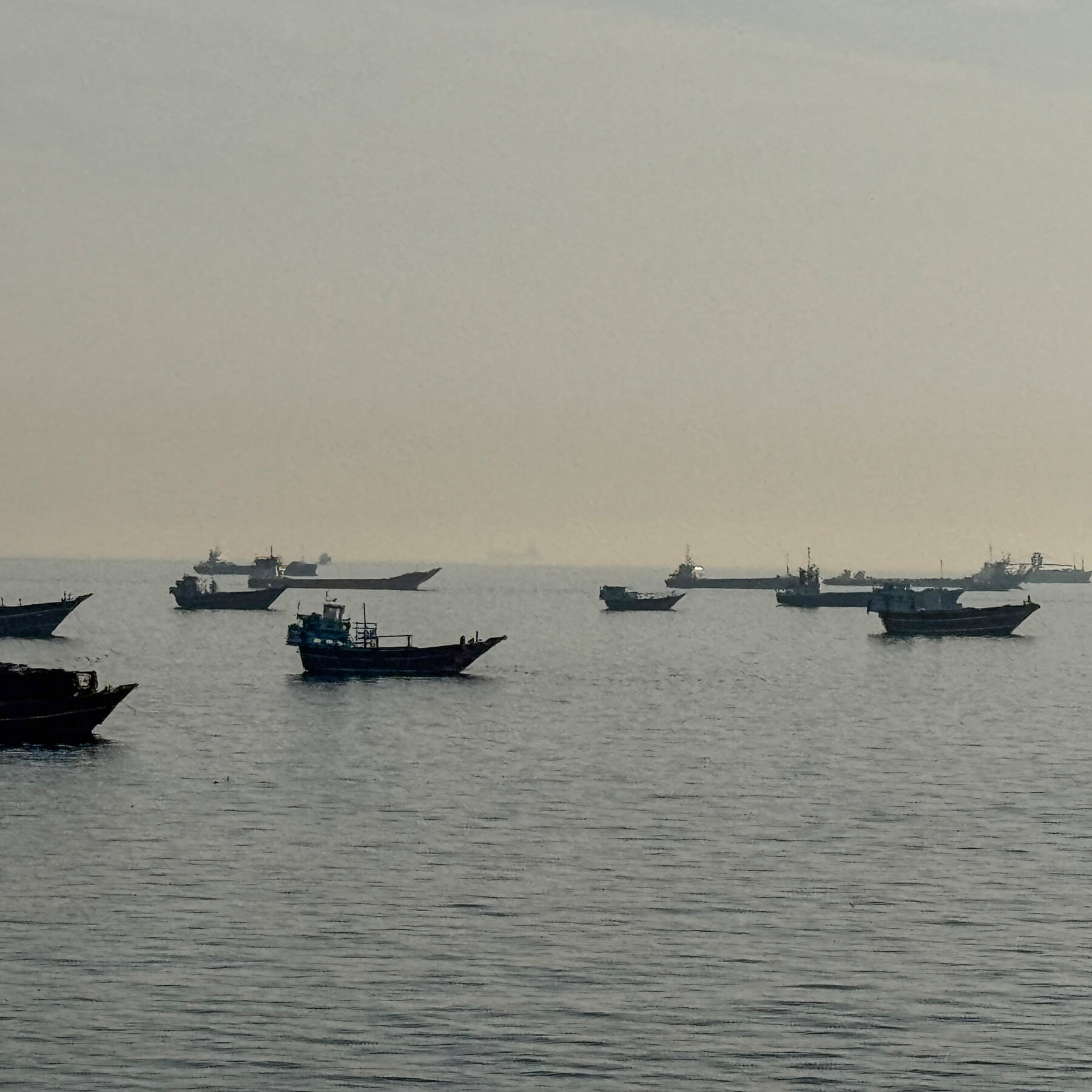 Kapal perang AS berpatroli di Selat Hormuz yang strategis, di tengah meningkatnya ketegangan antara Amerika Serikat dan Iran.