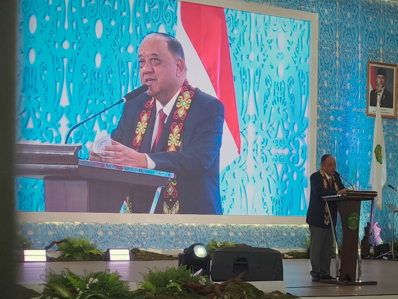 Ketua Umum KONI Pusat Marciano Norman (tengah) didampingi Gubernur Kaltim Rudy Mas'ud saat melantik Anderiy Syachrum sebagai Ketua KONI Kaltim periode 2026-2030 di Samarinda.