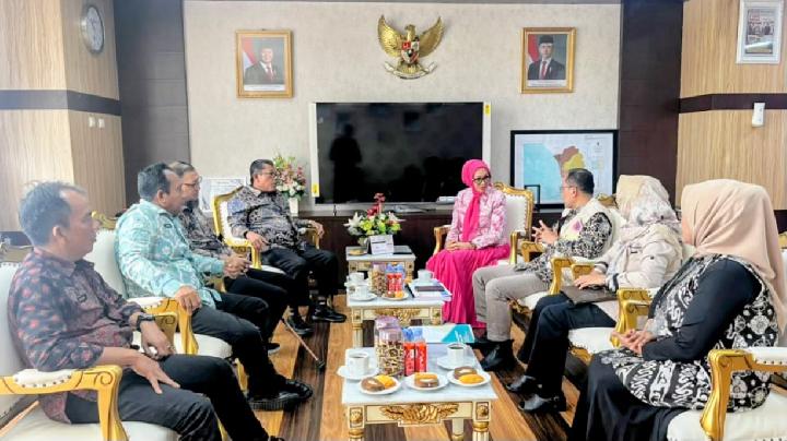 Delegasi Pemerintah Kabupaten Aceh Timur saat menyampaikan apresiasi kepada perwakilan Pemerintah Kota Padang atas bantuan fiskal pemulihan pascabanjir.