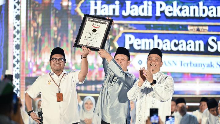 Ribuan Aparatur Sipil Negara dan non-ASN di Pekanbaru serentak membaca Surah Al-Mulk dalam acara pemecahan Rekor MURI untuk penguatan karakter aparatur.