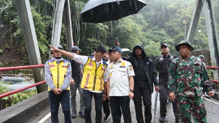 Kasatgas Tito Karnavian (kanan) saat meninjau kondisi Jembatan Enang-Enang di Aceh, memastikan langkah percepatan penanganan akses vital tersebut bersama pemerintah daerah setempat.