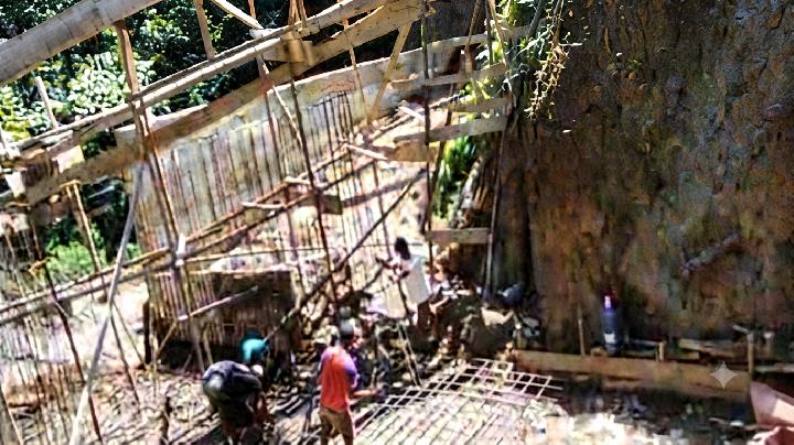 Jembatan darurat di Marubun Lokkung, Simalungun, yang menjadi sorotan warga akibat proyek permanen yang terhambat longsor susulan.