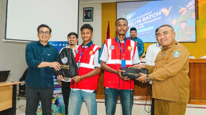 Peserta Program PELITA Batch 5 saat sesi praktik pelatihan teknisi AC di Pulau Obi, bagian dari inisiatif Harita Nickel dan BPVP Ternate untuk meningkatkan kemandirian ekonomi pemuda setempat.