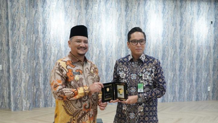 Bupati Aceh Tamiang (kiri) menyambut bantuan dari Pemkot Medan, mengapresiasi efektivitas skema Mendagri untuk penanganan bencana.
