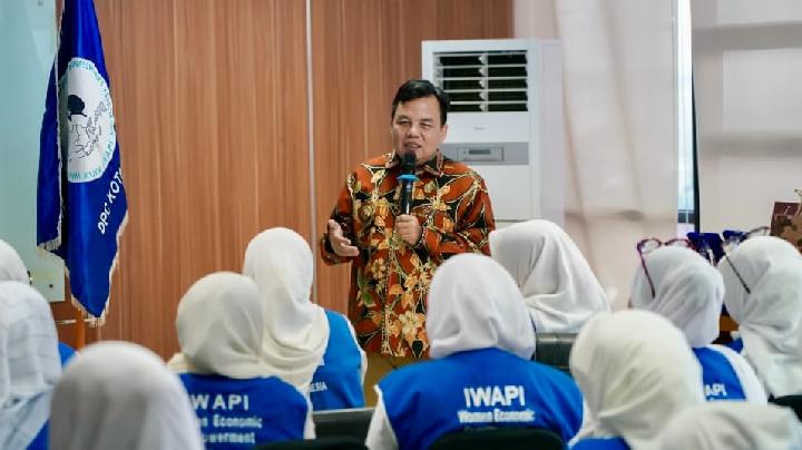 Ketua DPRD Adityawarman Adil menyerukan penguatan kepemimpinan pengusaha perempuan melalui IWAPI.