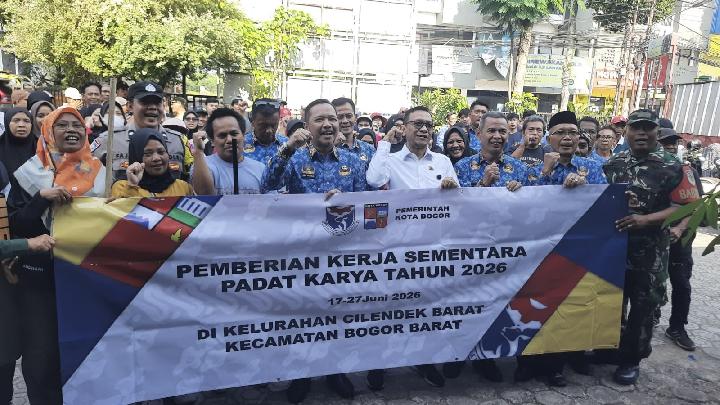 Warga Kota Bogor bergotong royong membersihkan lingkungan dalam sebuah kegiatan padat karya. (Ilustrasi)