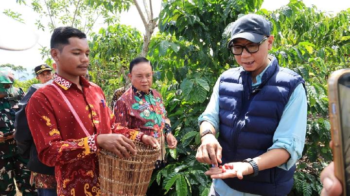 Gubernur Lampung Rahmat Mirzani Djausal mendorong penggunaan Pupuk Hayati Cair (PHC) untuk mempercepat masa produksi kopi dan meningkatkan kesejahteraan petani.