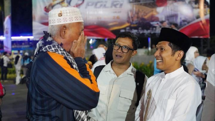 Wakil Ketua II DPRD Kota Bogor menyambut kepulangan jamaah haji Kloter 27, menyerukan dampak positif dan keberkahan bagi lingkungan.