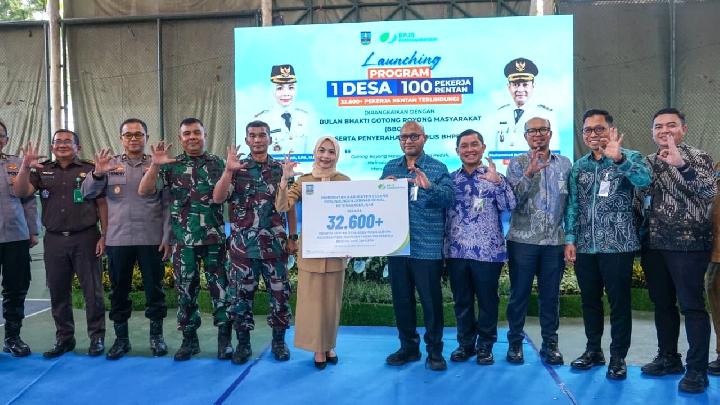 Petugas BPJS Ketenagakerjaan melakukan sosialisasi program kepada masyarakat di Kabupaten Serang.