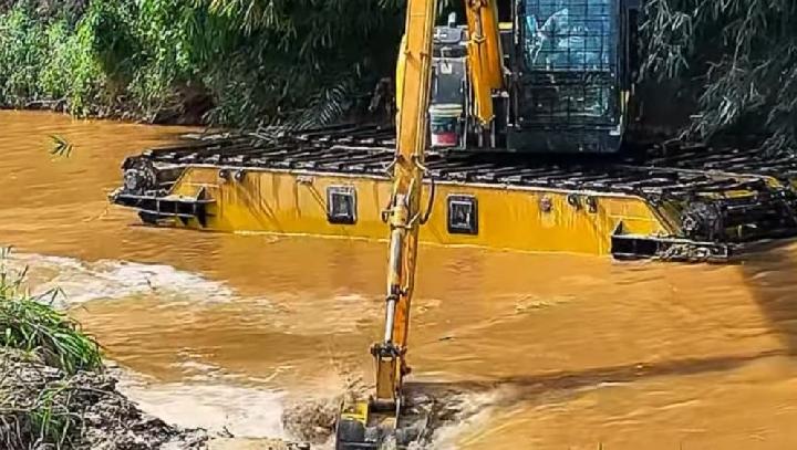 Alat berat sedang melakukan pengerukan sedimen sebagai bagian dari program normalisasi Sungai Sail di Pekanbaru.