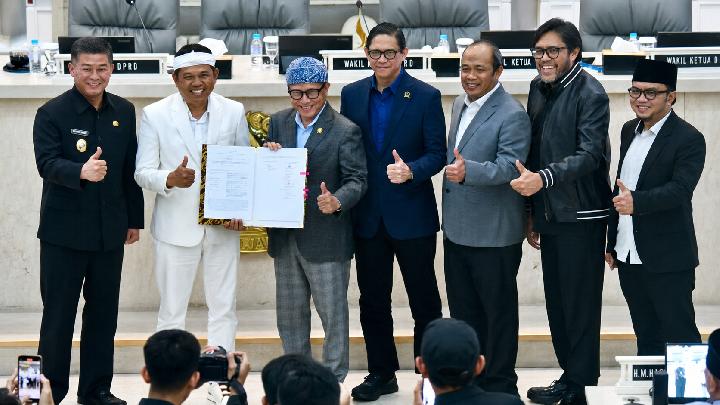 Rapat Paripurna DPRD Jawa Barat membahas pengesahan Peraturan Daerah terkait Pertanggungjawaban Pelaksanaan APBD.