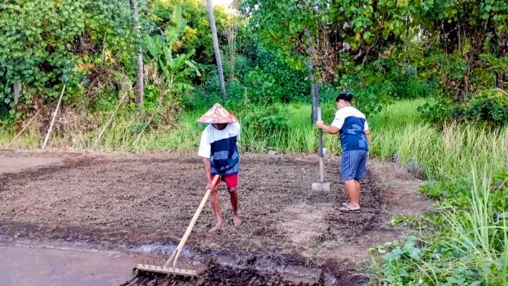 Perwakilan PT Astra International Tbk berdialog dengan warga Desa Les, Buleleng, Bali, dalam rangka program Desa Sejahtera Astra (DSA) yang berfokus pada pelestarian alam dan budaya lokal untuk mendukung SDGs.