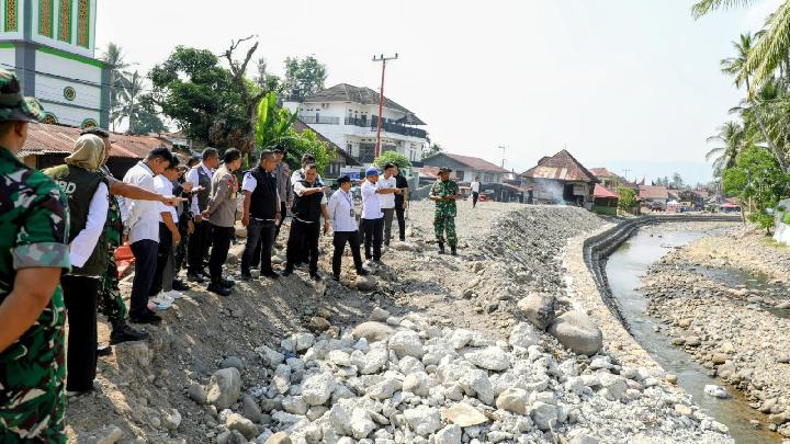 Petugas gabungan dan masyarakat bergotong royong membersihkan sisa material pascabencana di salah satu lokasi terdampak di Sumatera Barat, menunjukkan semangat kolaborasi dalam pemulihan.