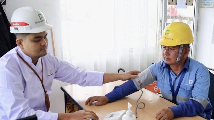 Armada tangki BBM Elnusa Petrofin bersiap mendistribusikan pasokan ke SPBU, memastikan kelancaran energi di wilayah Medan dan sekitarnya.
