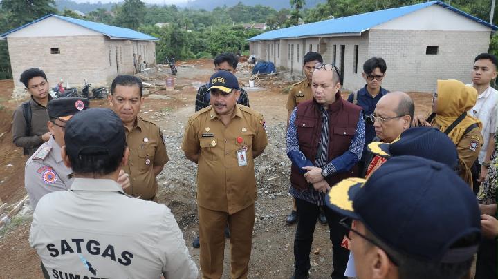 Tim monitoring Kemendagri meninjau lokasi pembangunan hunian pascabanjir, mengapresiasi efektivitas program rehabilitasi dan rekonstruksi.