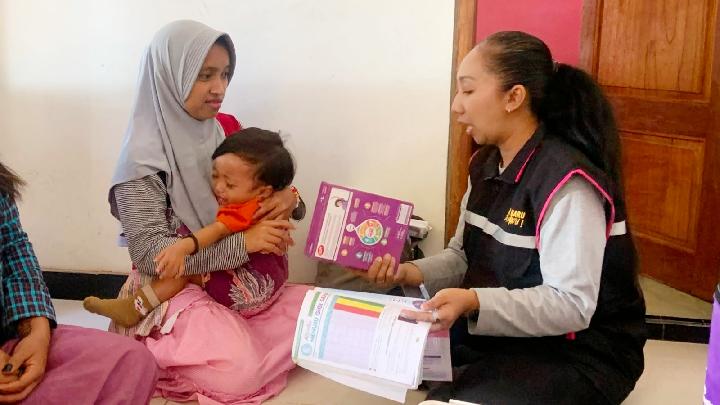Tenaga kesehatan dari Puskesmas Jember saat melakukan kunjungan homecare ke rumah warga di wilayah sulit akses.