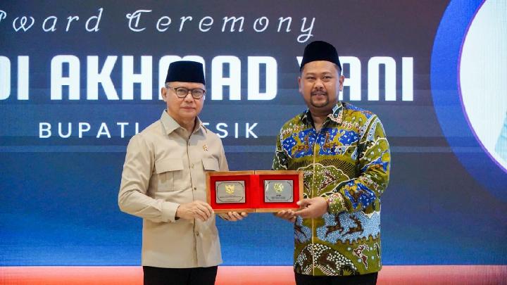 Bupati Yani (kiri) menerima penghargaan sebagai Kepala Daerah Inspiratif, menyoroti komitmennya dalam menjamin hak-hak dasar anak di daerahnya.