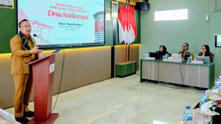 Kepala Desa Yosowilangun didampingi perwakilan Pemkab Gresik saat meluncurkan program Desa Percontohan Antikorupsi, menandai komitmen terhadap tata kelola pemerintahan yang bersih.