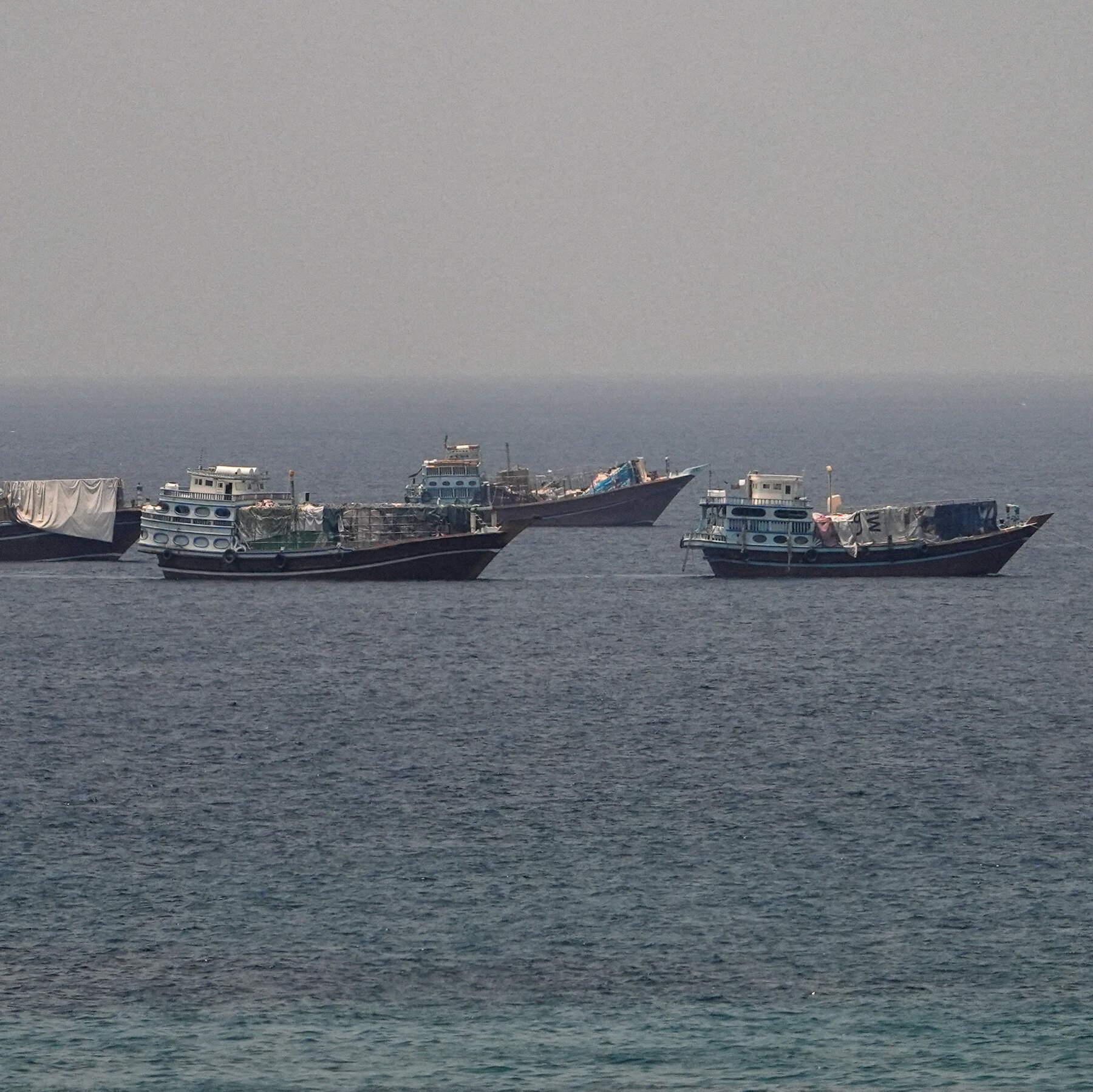Kapal tanker melintasi Selat Hormuz, jalur air vital yang menjadi pusat ketegangan antara AS dan Iran. Keamanan maritim di perairan ini kini berada di ujung tanduk.