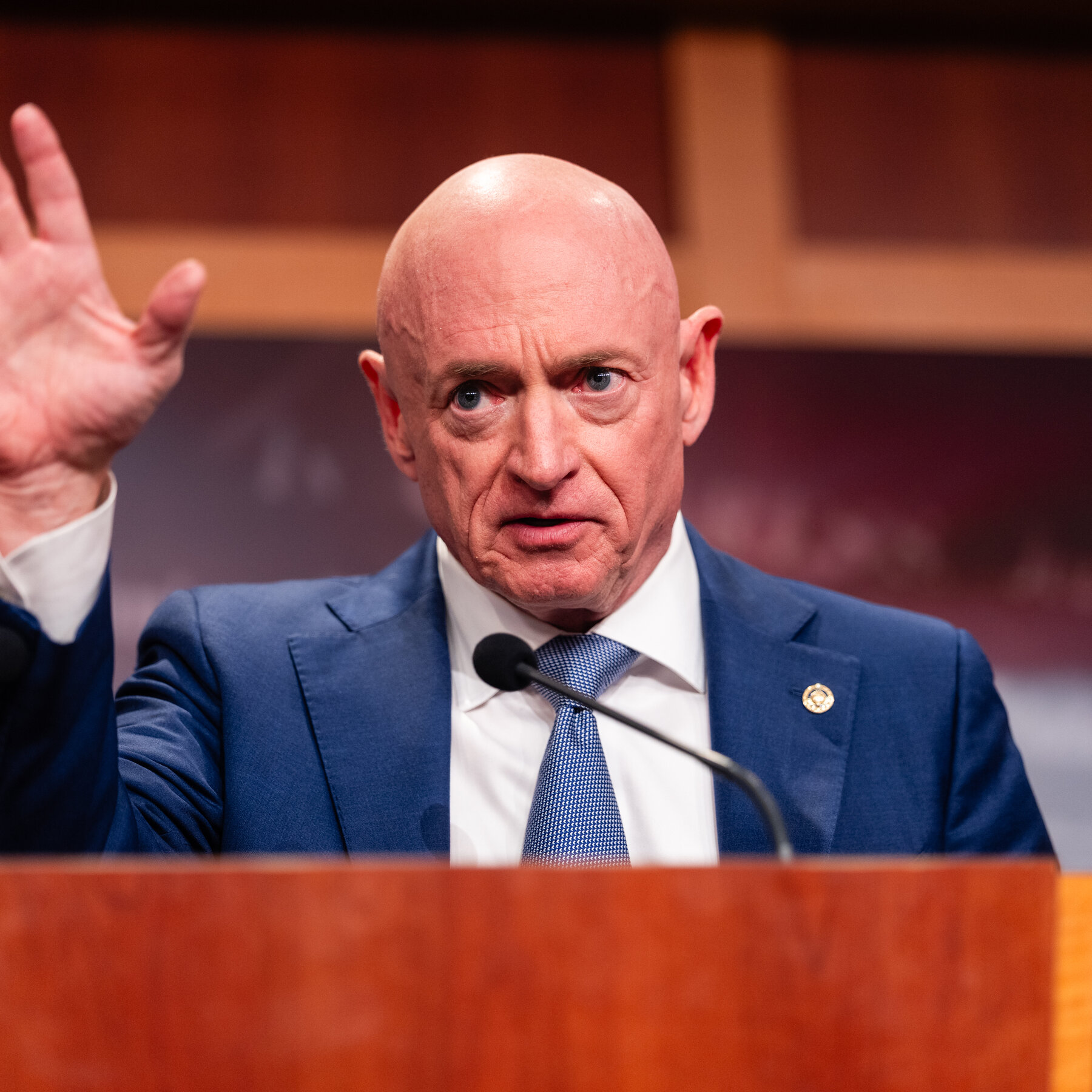 Senator Mark Kelly mengumumkan penggalangan dana kampanye yang substansial, memicu spekulasi tentang Pilpres AS 2028.