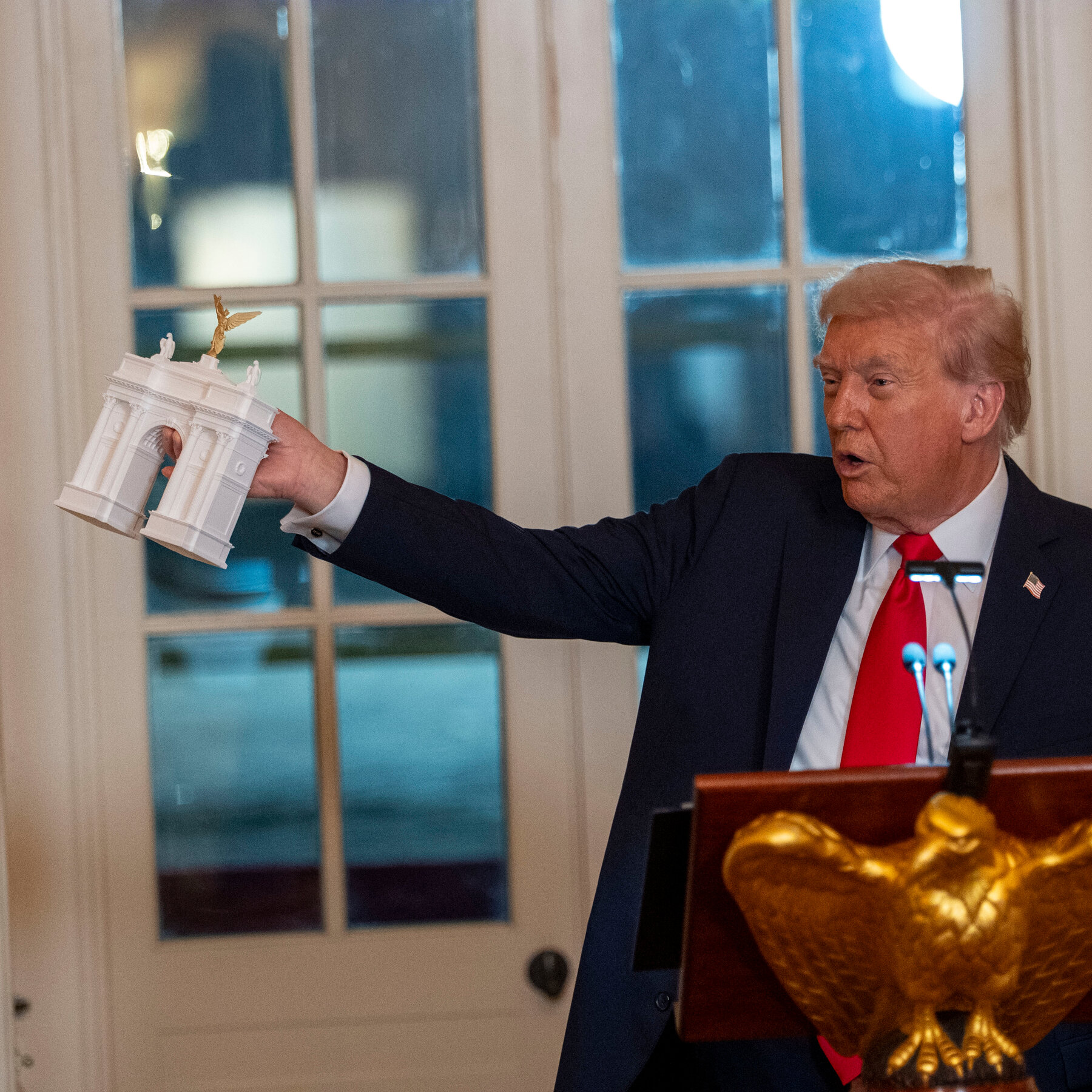 Gambaran artistik proposal Arch Trump yang memicu perdebatan di Washington D.C. terkait batas ketinggian bangunan.