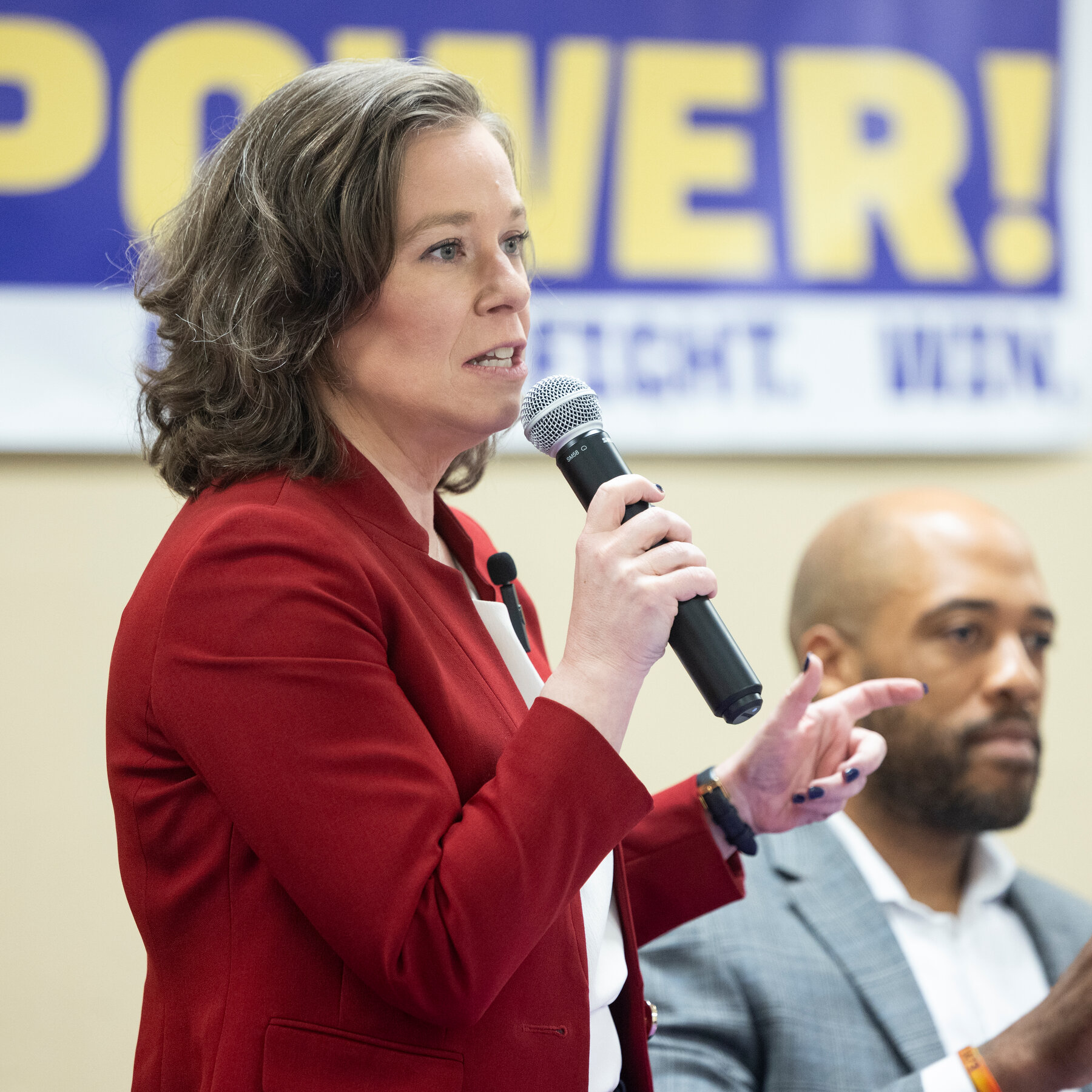 Lieutenant Governor Sara Rodriguez menyampaikan pernyataan publik. Keputusannya mundur dari perebutan kursi Gubernur Wisconsin memicu diskusi sengit di Partai Demokrat mengenai arah masa depan partai.