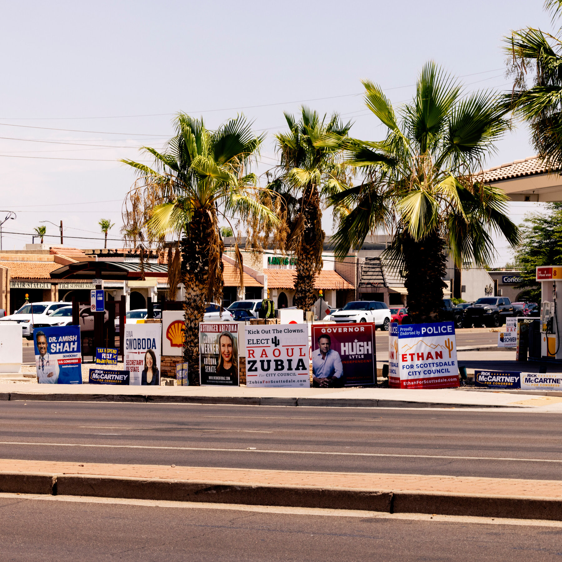 Kandidat Partai Demokrat berkampanye di sebuah pertemuan publik di Arizona, berupaya menarik dukungan pemilih menjelang primari yang sangat menentukan.