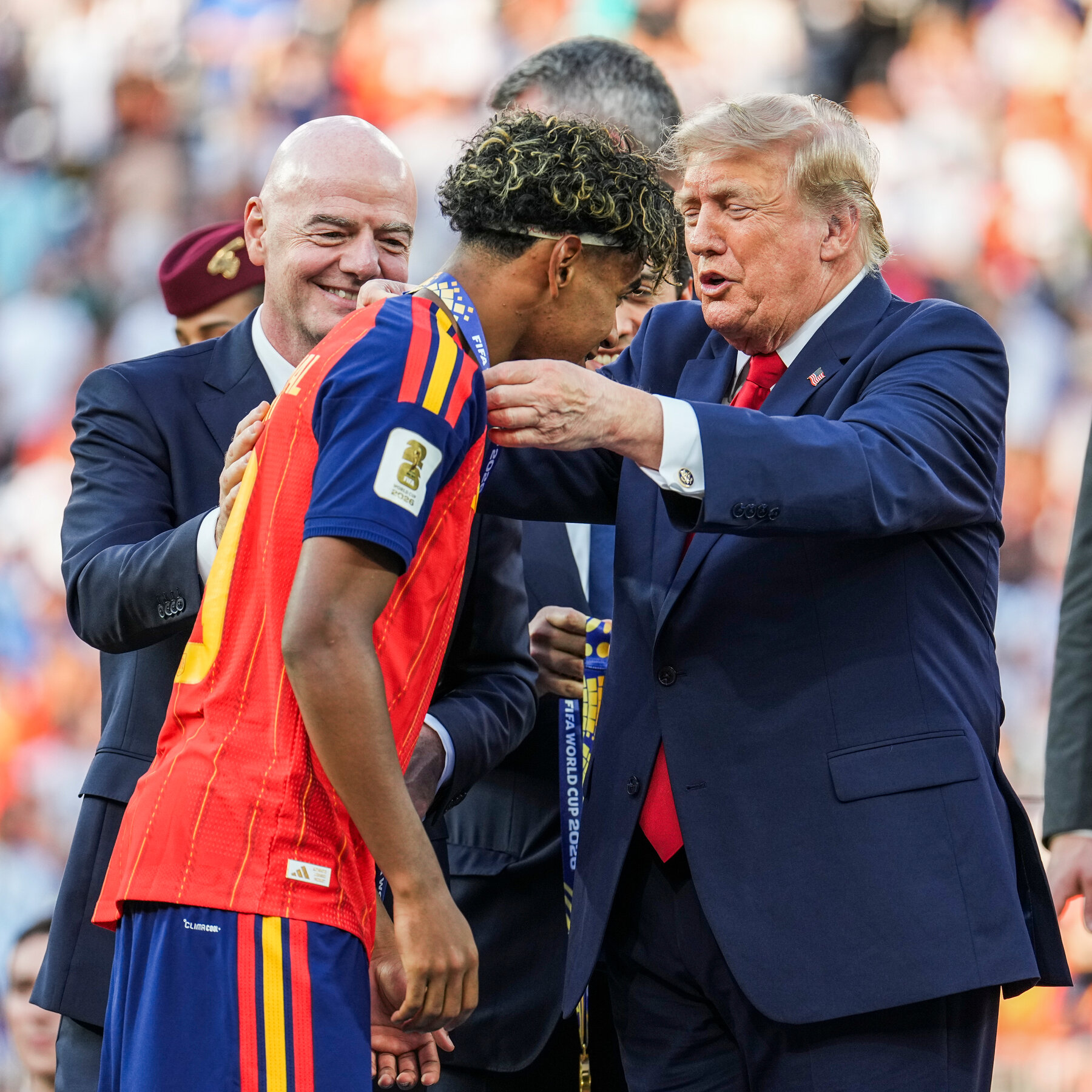 Presiden Trump menyerahkan trofi emas Piala Dunia kepada kapten tim Spanyol, sebuah momen diplomasi tak terduga setelah komentarnya yang kontroversial sebelumnya tentang negara tersebut.
