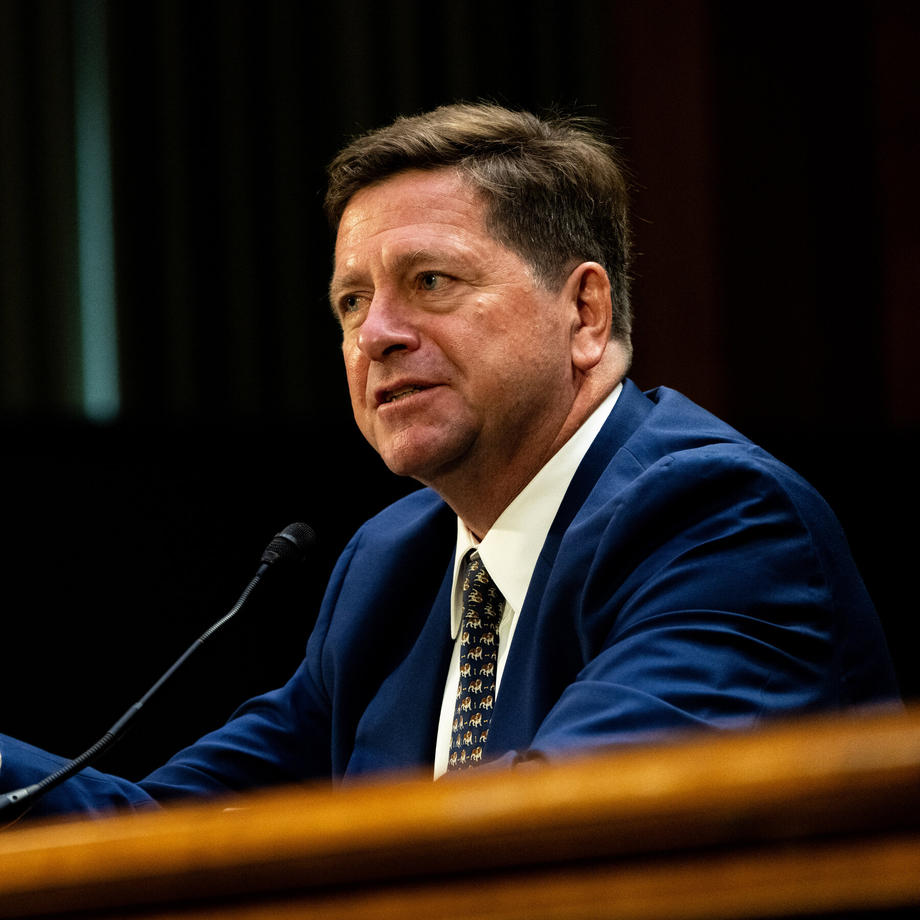 Panel Senat AS meloloskan pencalonan Jay Clayton sebagai Direktur Intelijen Nasional (DNI) berikutnya, memicu debat tentang pengalaman yang dibutuhkan untuk posisi keamanan nasional sepenting itu.