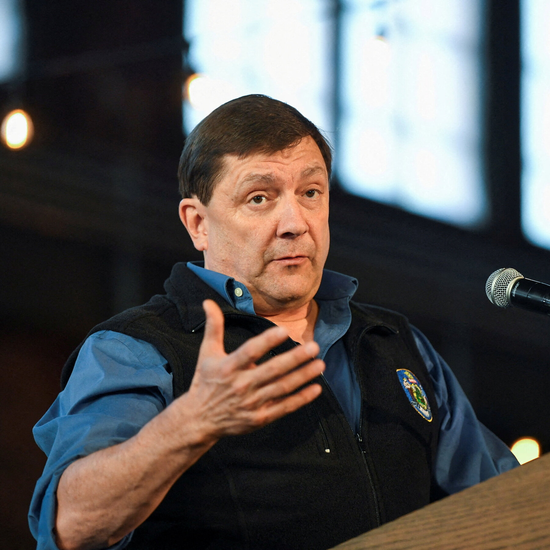 Senator Troy Jackson berpidato dalam sebuah acara politik di Maine, memperkuat posisinya sebagai kandidat terdepan dalam nominasi Senat Demokrat.