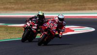 Persahabatan erat antara Marco Bezzecchi (kiri) dan Pecco Bagnaia (kanan) akan diuji jika keduanya menjadi rekan setim di Aprilia pada musim MotoGP 2027. (Ilustrasi)