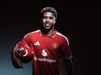 Gelandang muda Brasil Andrey Santos (kiri) dalam sebuah pertandingan, kini resmi akan membela Manchester United mulai musim 2026/2027.
