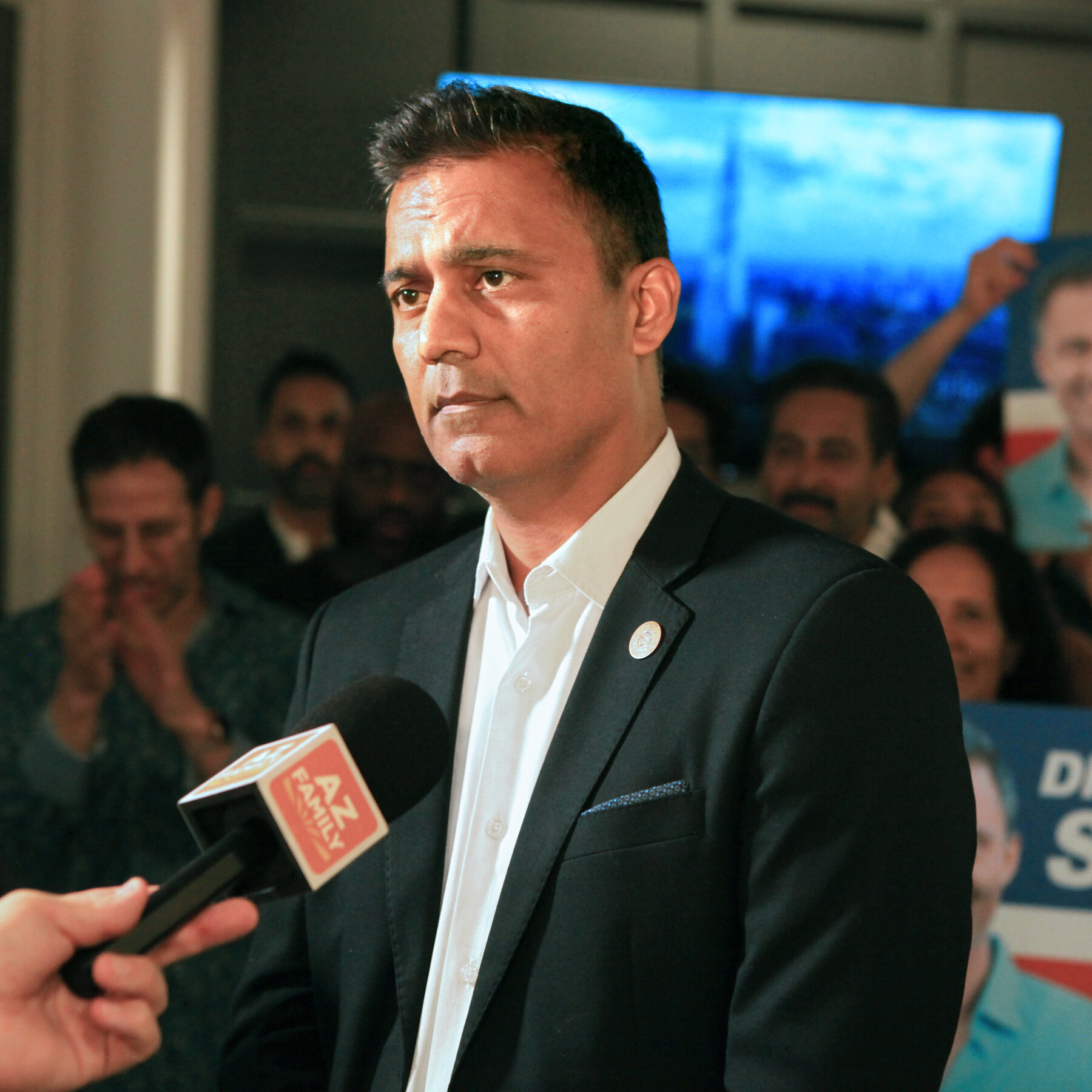 Dr. Amish Shah berbicara setelah kemenangannya di pemilihan primer Demokrat Arizona, mengisyaratkan pertarungan sengit di pemilihan umum melawan Jay Feely untuk kursi DPR AS.