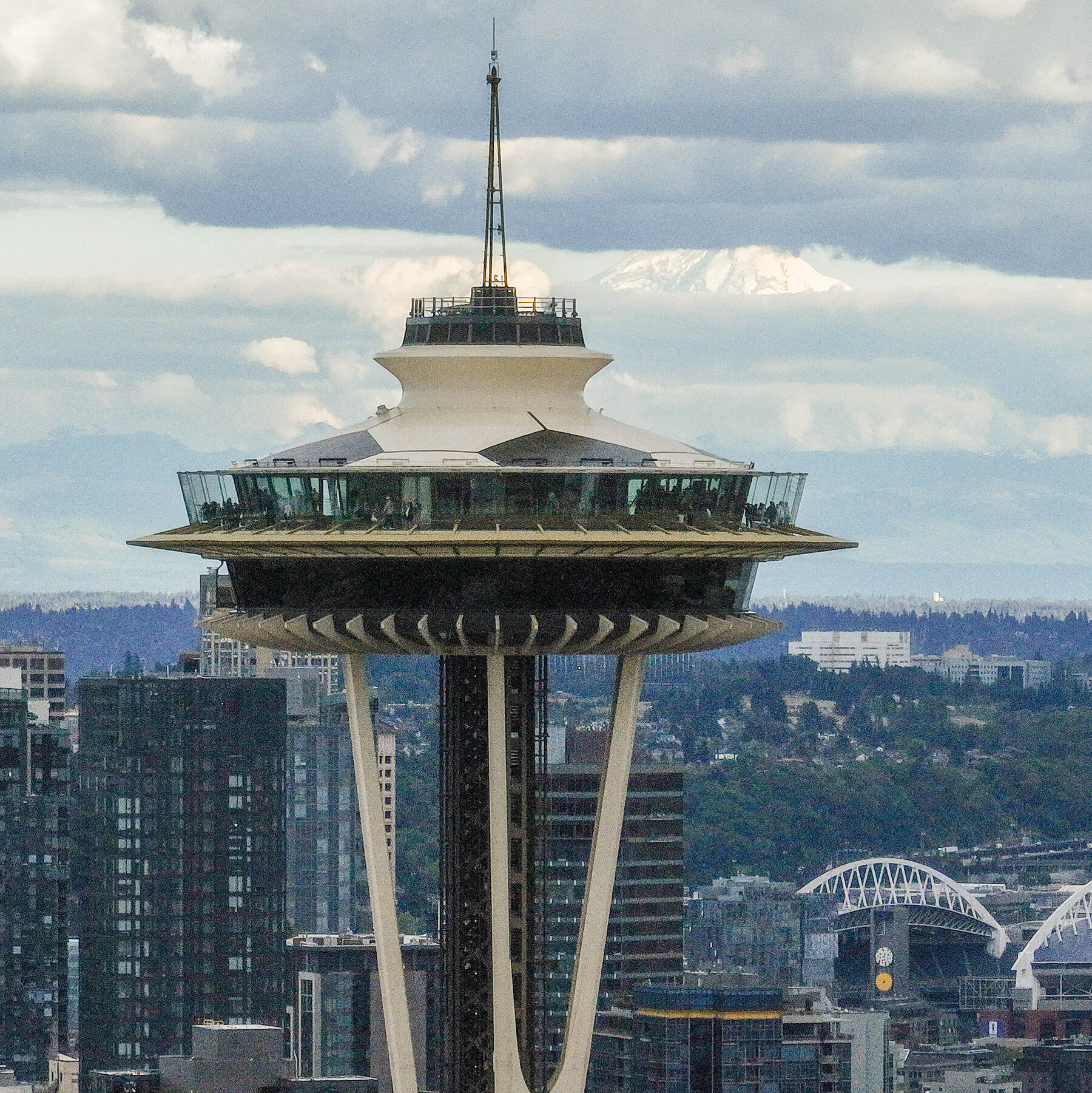 Petugas kepolisian berjaga di area sekitar Space Needle, Seattle, menyusul insiden terjun payung ilegal yang dilakukan oleh dua pria nekat dari dek observasi menara ikonik tersebut pada Jumat malam.