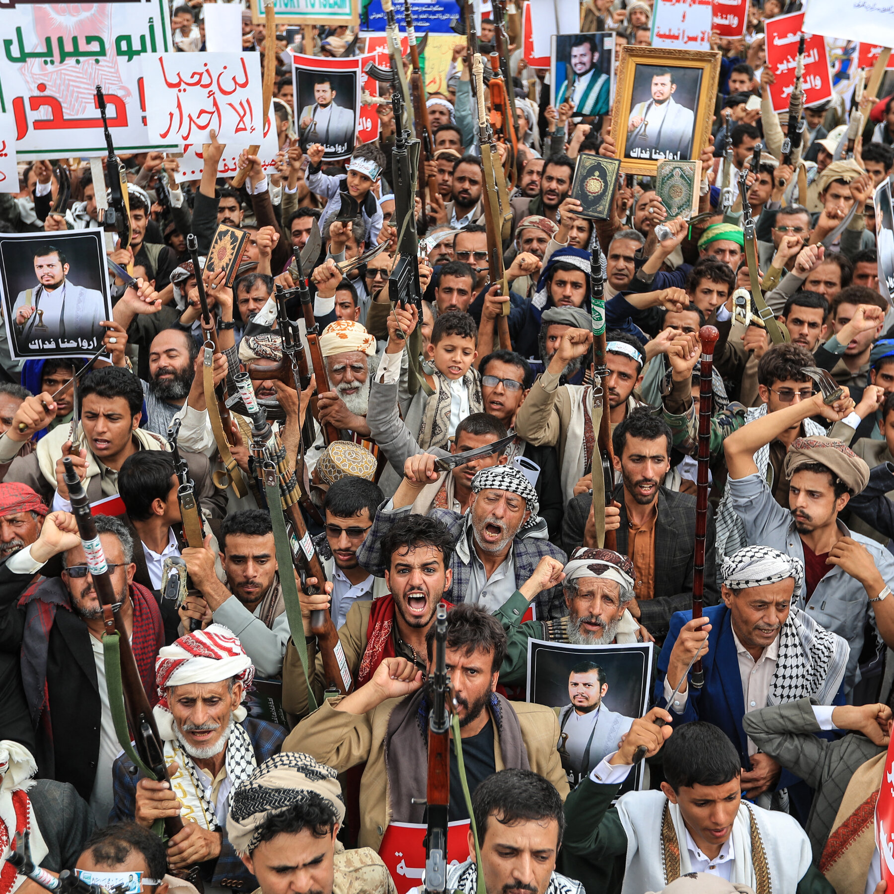 Militan Houthi di Yaman memegang bendera mereka dalam sebuah pawai, menggambarkan kekuatan dan tekad mereka untuk menekan Arab Saudi demi konsesi politik dan akses sumber daya.