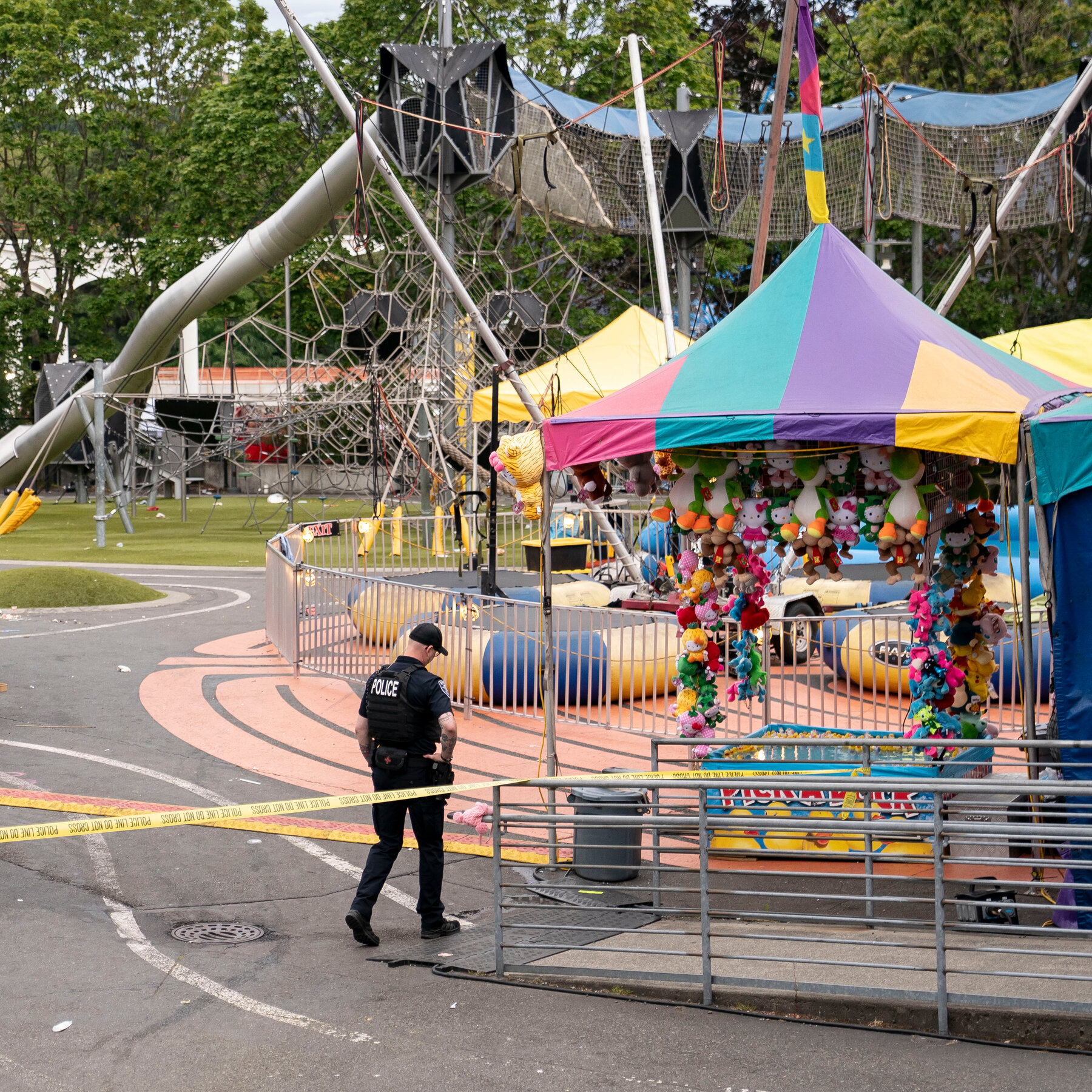 Petugas kepolisian berjaga di area sekitar Space Needle, lokasi insiden penembakan yang menewaskan tiga orang pada Minggu.