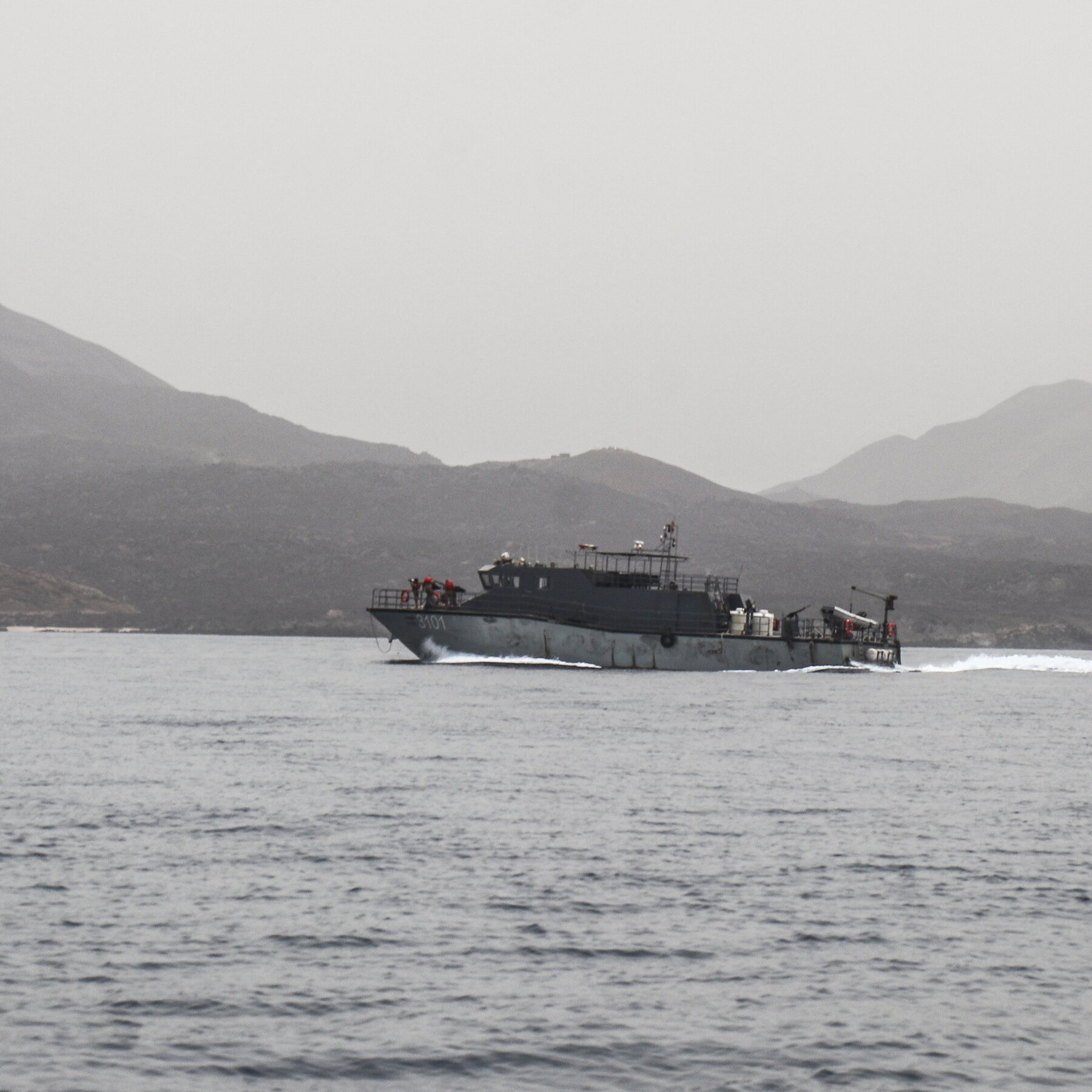 Kapal kargo melintasi Laut Merah, jalur perdagangan vital yang kini menjadi fokus koalisi pertahanan multinasional yang dipimpin Arab Saudi.