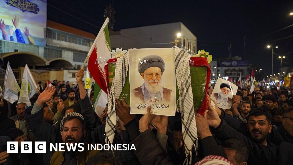 Jutaan pelayat memadati jalanan Teheran untuk prosesi pemakaman Ayatollah Ruhollah Khomeini pada 4 Juni 1989, menandai salah satu acara duka terbesar dalam sejarah.