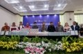 Ketua Dewan Komisioner OJK, Friderica Widyasari Dewi, menunjukkan barang bukti sitaan terkait kasus tindak pidana perasuransian PT Jiwa Prolife Indonesia di Gedung OJK, Jakarta.
