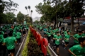 Sejumlah peserta antusias berlari saat mengikuti kategori 5K MILO ACTIV Indonesia Race 2026 Bandung Series di Balai Kota Bandung, Jawa Barat, Minggu (19/7/2026).