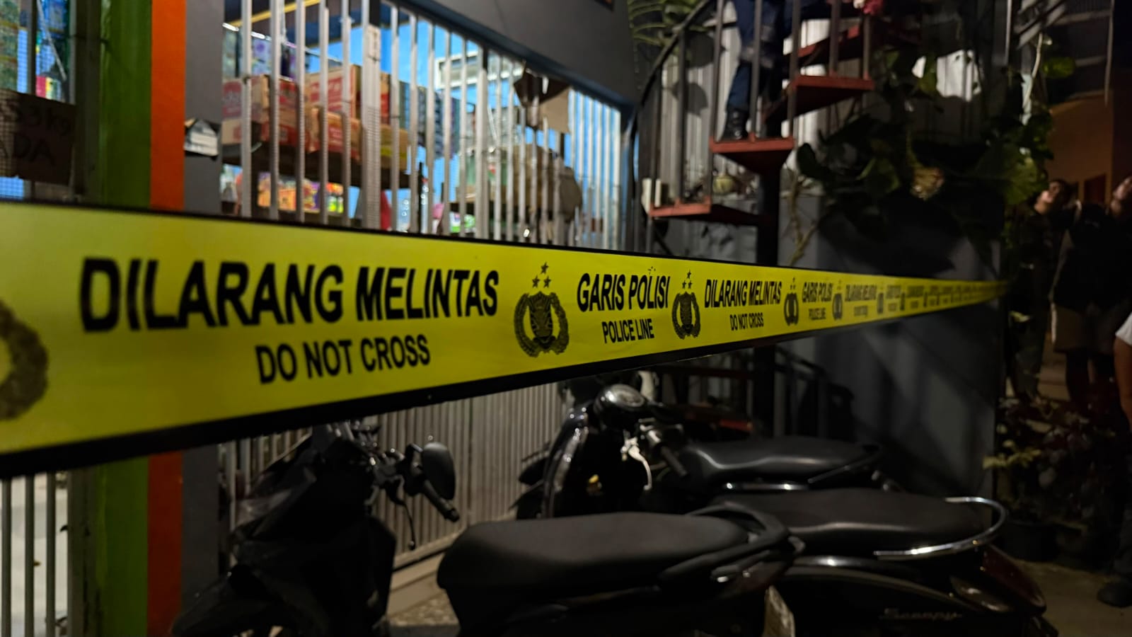 Petugas kepolisian dari Tim Inafis Polresta Samarinda melakukan olah tempat kejadian perkara (TKP) di lokasi penemuan jenazah mahasiswa AF di sebuah indekos di Samarinda.